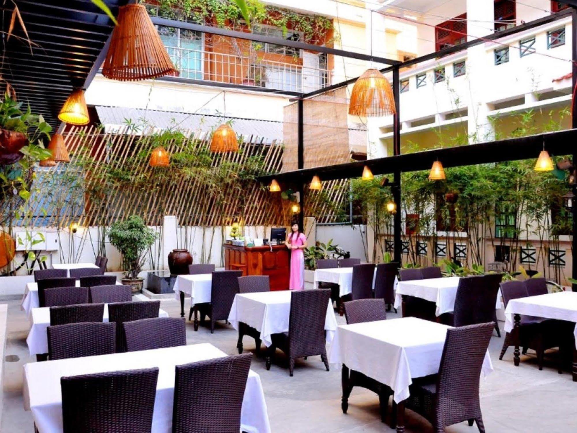 Oyo 381 Tuyet Mai Hotel На Транг Екстериор снимка