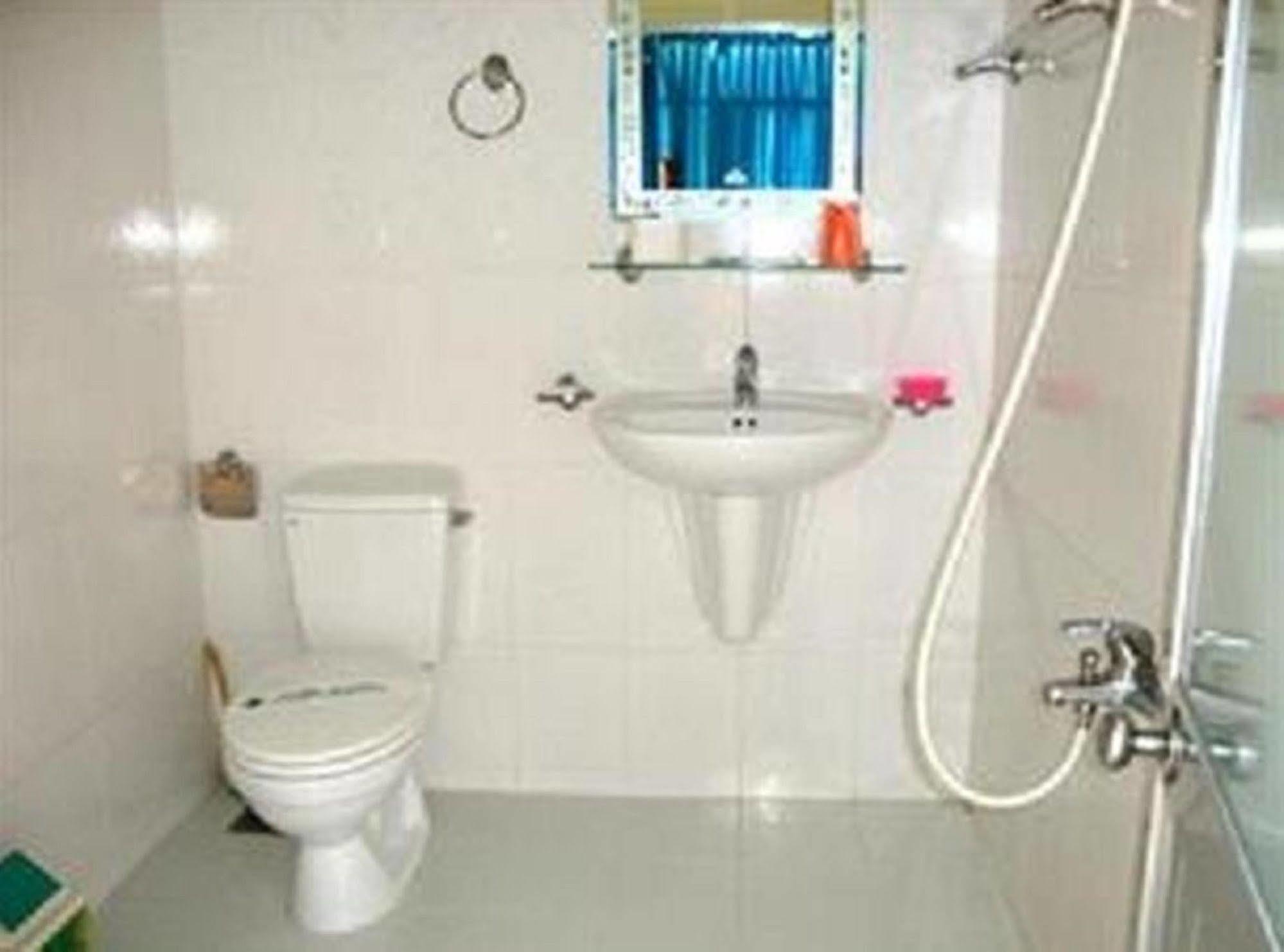 Oyo 381 Tuyet Mai Hotel На Транг Екстериор снимка