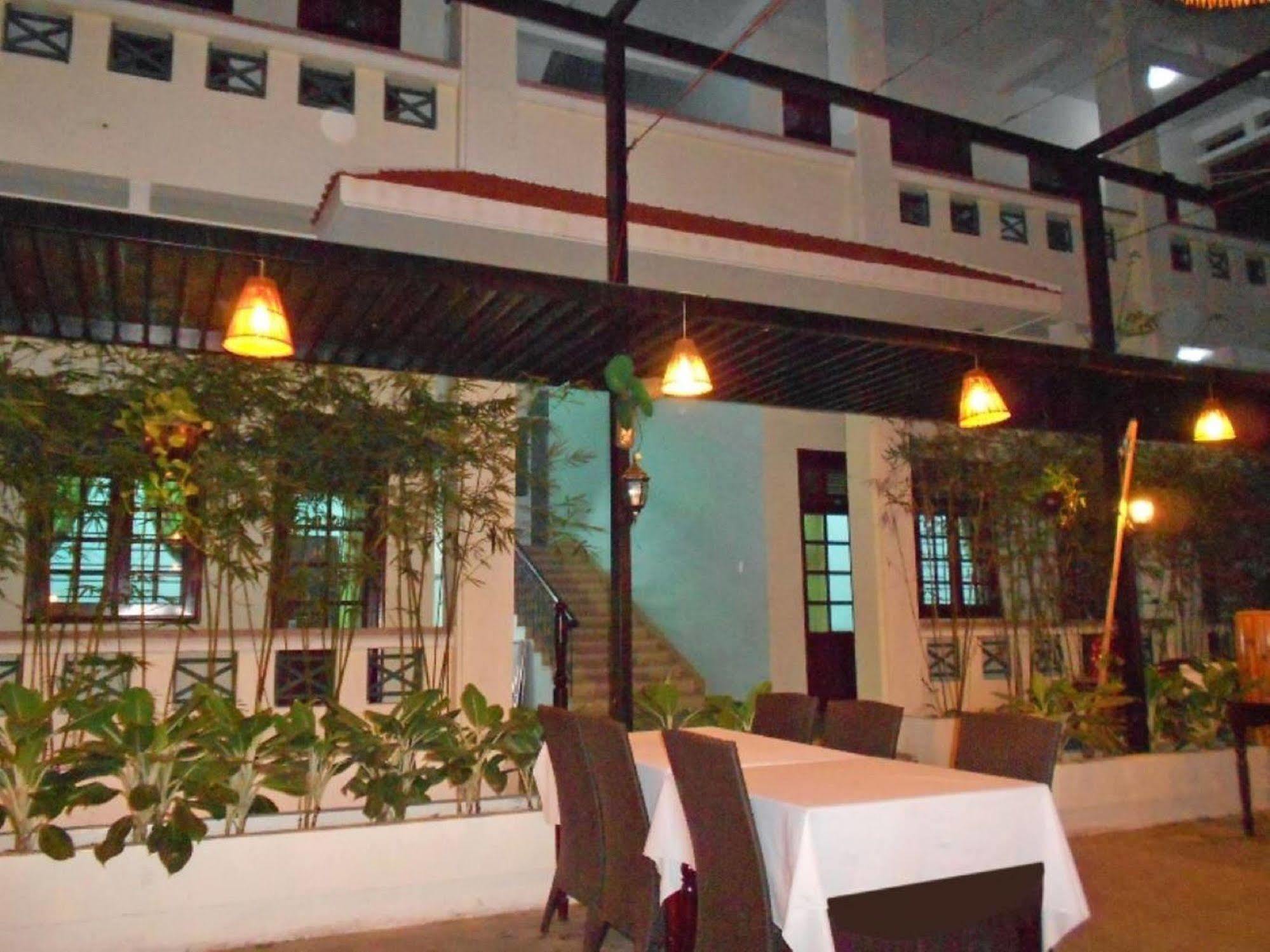 Oyo 381 Tuyet Mai Hotel На Транг Екстериор снимка
