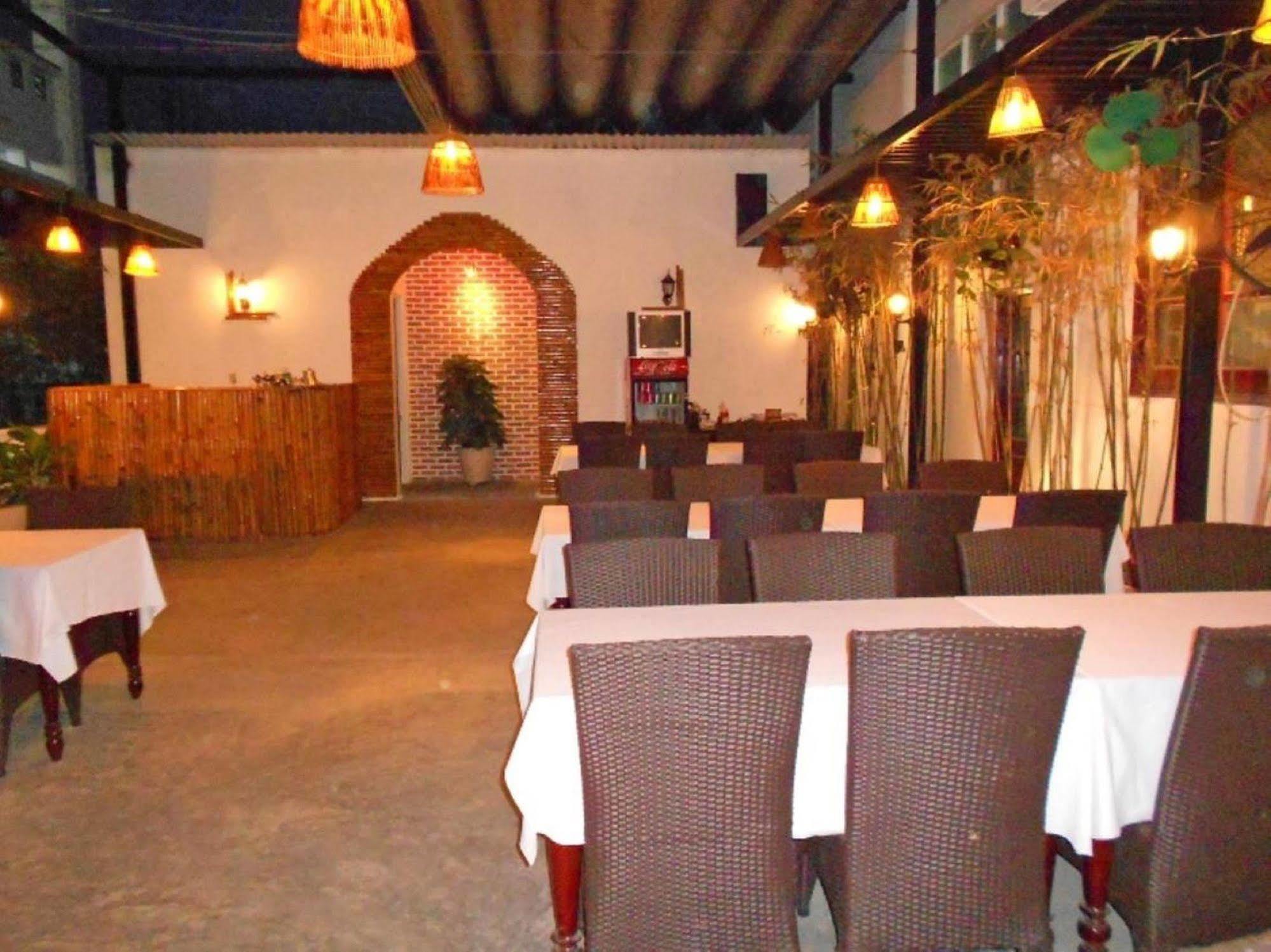 Oyo 381 Tuyet Mai Hotel На Транг Екстериор снимка